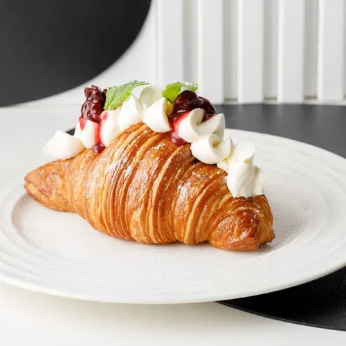 Croissant cu cremă Mascarpone și vișine
