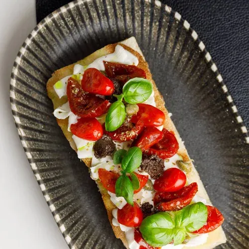 Bruscheta cu rosii confi,cherri si pasta ricotta