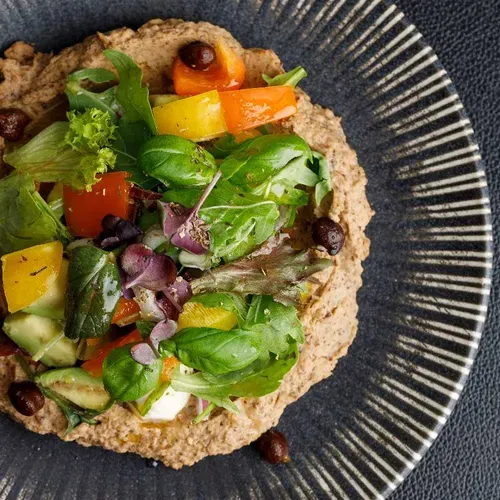 Humus negru,cu salata si mozzarela.