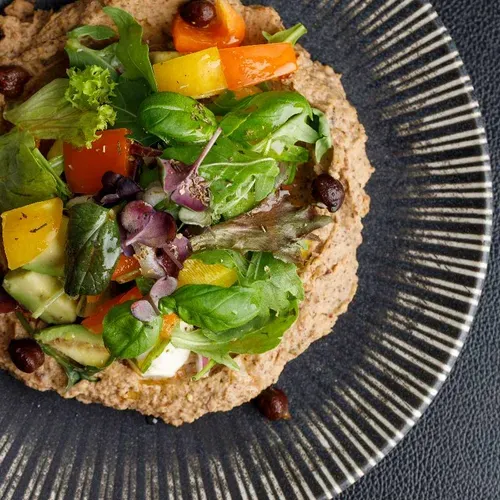 Humus negru,cu salata si mozzarela.