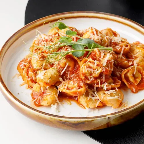 Tortellini cu carne de vită și sos napoletana