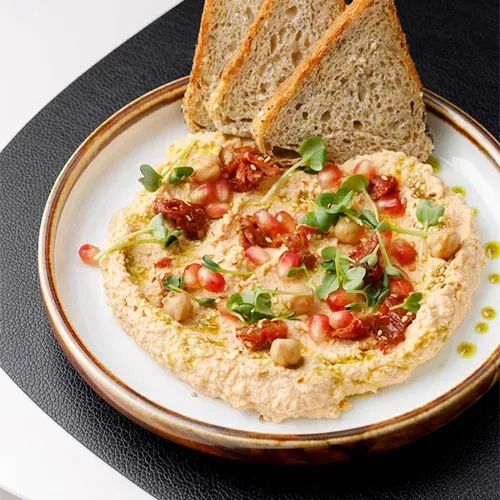 Humus delicios cu rosii uscate