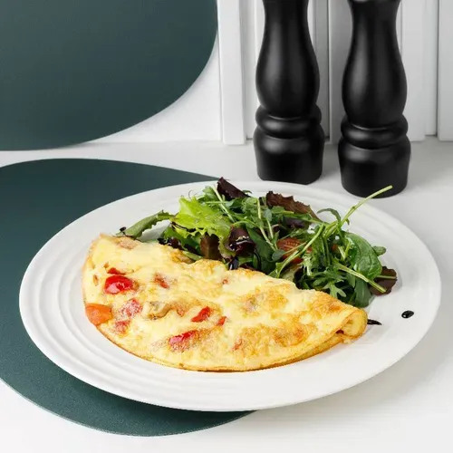 Omletă cu legume și salată mix