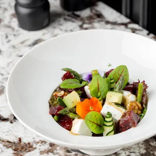 Salata cu sfecla confi,avocado,feta,sparangel