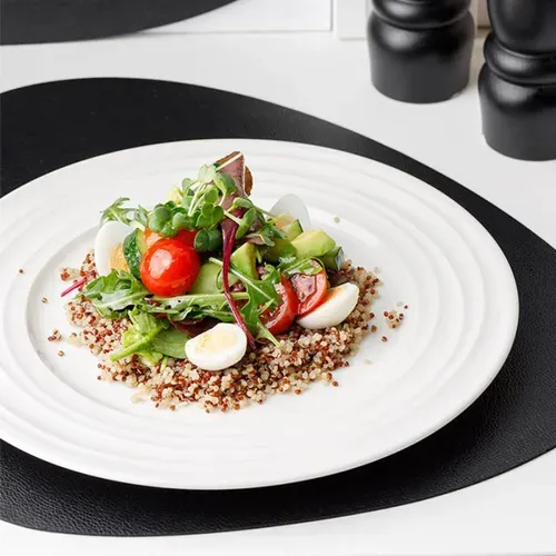 Salată cu quinoa, avocado, și ouă de prepeliță