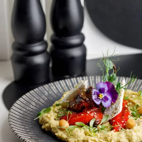 Humus cu avocado,ardei copt si feta.