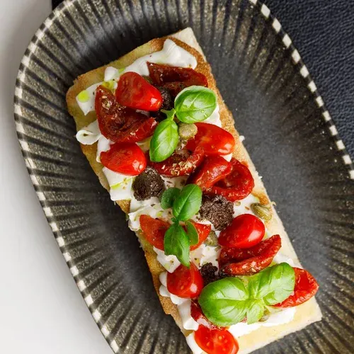 Bruscheta cu rosii confi,ceri si pasta ricotta