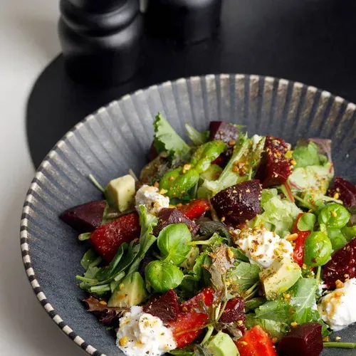 Salata  fresh cu capsuna si avocado.